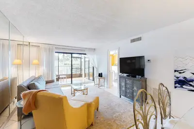 Image de Lakefront resort condo with furnished deck, heated pool, pool spa, & tennis