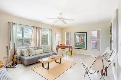 Image de Inviting condo near beach with enclosed balcony, W/D, & Ac - snowbirds Ok