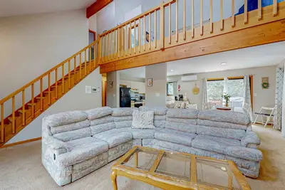 Image de Tranquil dog-friendly home with decks, pool table, pool access, & hot tub