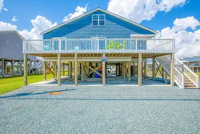 Image de Ocean-view duplex with loft, foosball table, large deck, beach access, and W\/D