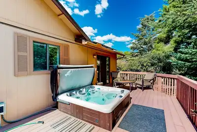 Image de Arizona-themed home with huge deck, private hot tub, central Ac, W/D, media room