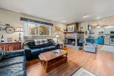 Image de Cozy retreat with fireplace, kayaks, and shared beach/pond access