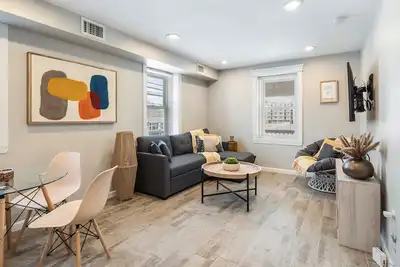 Image de Ocean Block Haven: Stylish 1br Retreat with Beach Badges next to the shore store