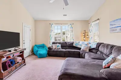 Image de Lovely condo with water view, balcony, full kitchen & W/D - dog-friendly