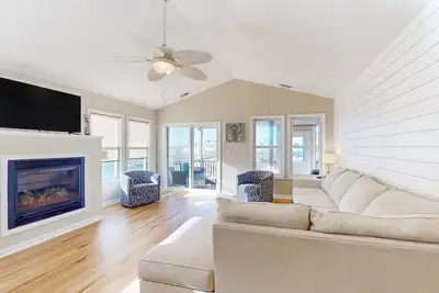 Image de Waterfront duplex with private outdoor pool, enclosed yard, gazebo, sound views