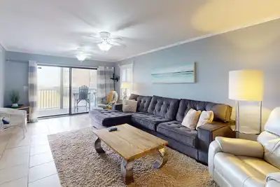 Image de Ocean-view condo with elevator, balcony, W/D, community outdoor pool & grills