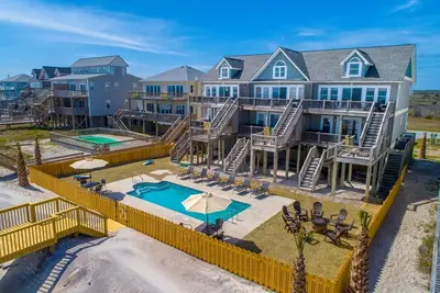 Image de New Management in 2025! Oceanfront triplex with pool  & private beach access