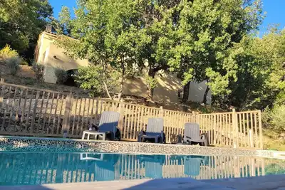 Image de Maison avec piscine dans un cadre tranquille et reposant. \nAnimaux acceptés.