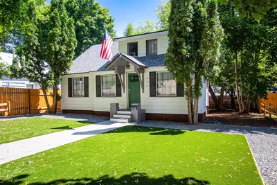 Image de Charming bungalow near downtown with WiFi & Ac - walk everywhere
