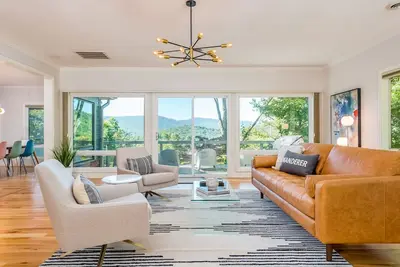 Image de Luxury mountain home with hot tub, theater, pool table & million dollar views