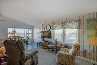 Image de Beachfront home with ocean views, beach access, screened porch, deck, boardwalk