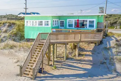 Image de Beachfront dog-friendly home with beach access, ocean views, deck, and W/D
