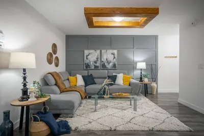 New Modern Winnipeg Home-4 Bedrooms, 3 Bath, WiFi, Work area