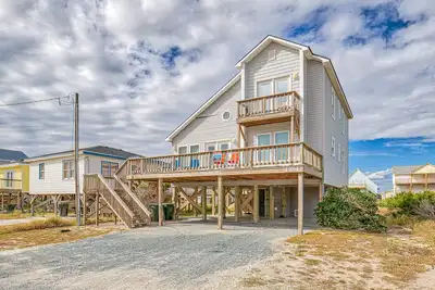 Image de Dog-friendly home with ocean views, beach access, washer/dryer & central Ac