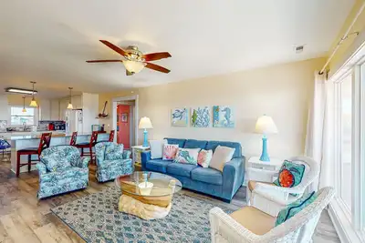 Image de Oceanfront home with beach access, ocean and beach views, foosball table, deck