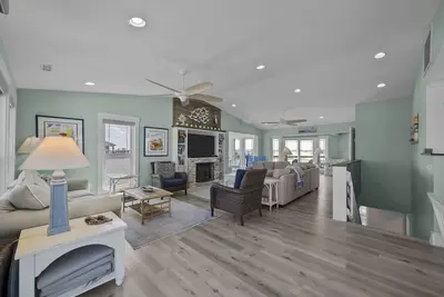 Image de Beachfront home with stunning views, elevator and multiple decks