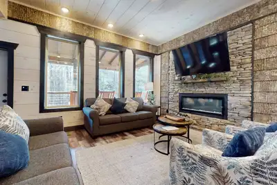Image de Cabin w/ hot tub, indoor pool, theater & game room + free attraction tickets