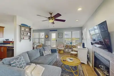 Image de Serenity Point duplex with 180-degree water view & community pool - dog-friendly