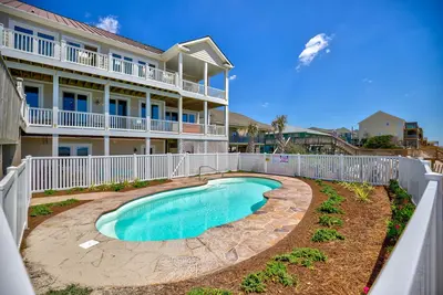 Image de Oceanfront home with a hot tub, pool, washer/dryer, central Ac & beach access