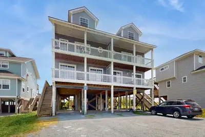 Image de Oceanfront duplex with 4 decks, private beach walkway, central Ac, & W/D