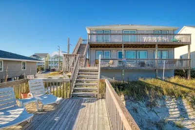 Image de Oceanfront home with ocean views, beach access, tanning deck & private elevator