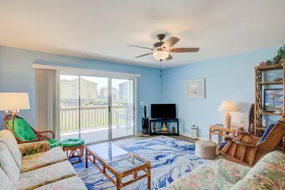 Image de Beach condo with pool, sundecks, outdoor showers & direct beach access