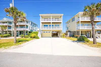Image de Multi-level beachfront home with private heated pool, elevator, beach access, Ac