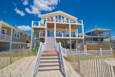 Image de Beachfront home with beach access, private hot tub, pool, elevator, & game room