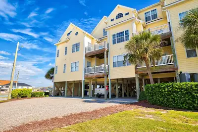 Image de Ocean-view townhome with pool access, playground, outdoor shower - dog-friendly