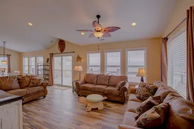 Image de Beachfront home with outdoor shower, 2 decks, central Ac, & W/D - dogs ok