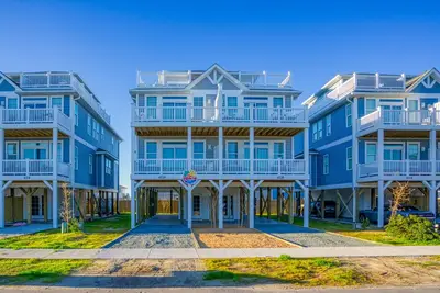 Image de Dog-friendly beach-view duplex with elevator, beach access, washer/dryer, Ac
