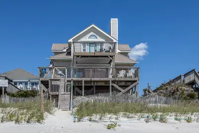 Image de Renovated beachfront home with hot tub, washer/dryer & Ac - dog-friendly