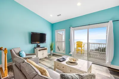 Image de Beachfront home with beach access, community pool, foosball table, ocean views
