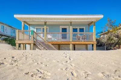 Image de Original Surf City dog-friendly cottage steps from ocean with plenty of parking