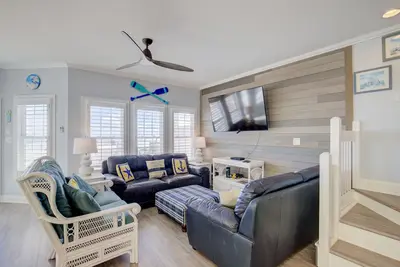 Image de Spacious beachfront duplex with private hot tub, elevator, views, community pool