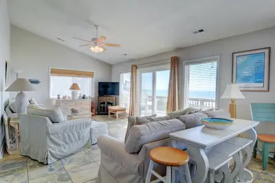 Image de Oceanfront home with direct beach access, washer/dryer, deck & golf nearby