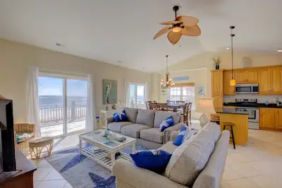 Image de Oceanfront home with great views, central Ac, washer/dryer, beach access