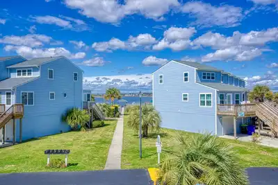 Image de Waterfront duplex with sound views, community pool, deck, washer/dryer, Ac