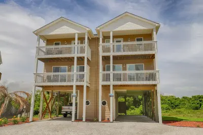 Image de Water-view duplex with decks, outdoor shower, washer/dryer, and beach access