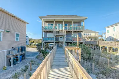 Image de Oceanfront home with private beach access, hot tub, central Ac, & W/D - dogs ok