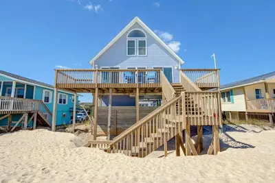 Image de Stunning beachfront home with ocean-view deck, direct beach access, full kitchen