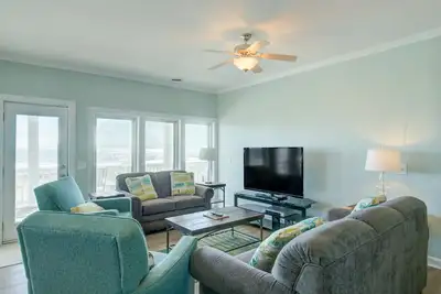 Image de Dog-friendly sound- & beach-view home with private heated pool, decks, Ac & W/D