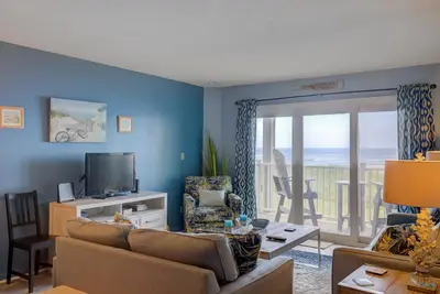 Image de Beachfront condo with private beach access, balcony, on-site pool, tennis & Ac