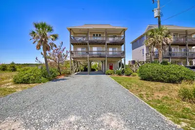 Image de Ocean view home with a deck, washer/dryer, central Ac, & gas fireplace