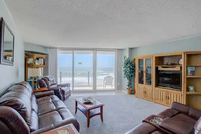 Image de Oceanfront St. Regis condo with resort pool, gym, arcade & beach access