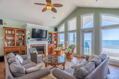 Image de Oceanfront estate with pool, hot tub, elevator, pool table & chef's kitchen