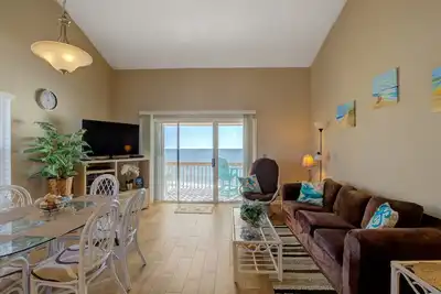 Image de Oceanfront condo with beach views, balcony, community pool & W/D, central Ac