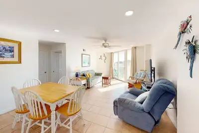 Image de St. Regis beach condo with ocean-view balcony, pool, gym & restaurant