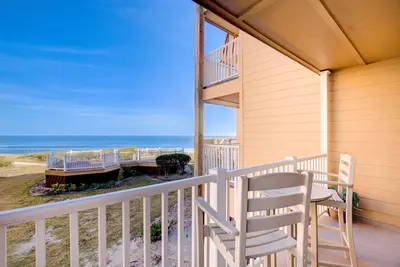 Image de Oceanfront condo with balcony, community pool & tennis, private beach access, Ac