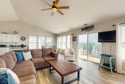 Image de Dog-friendly beachfront home with ocean views, beach access, waterfront deck
